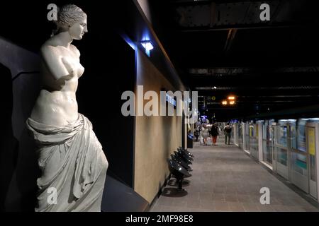 La reproduction de la statue de Vénus de Milo ornant la station de métro Louvre-Rivoli à Paris Banque D'Images