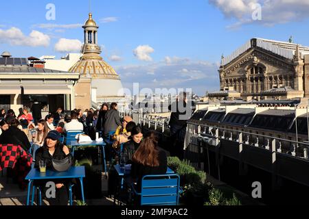 Au Printemps Restaurant terrasse avec ses clients.au Printemps Haussmann grand magasin.Paris.France Banque D'Images