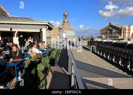 Au Printemps Restaurant terrasse avec ses clients.au Printemps Haussmann grand magasin.Paris.France Banque D'Images