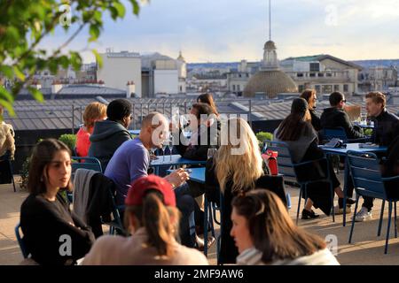 Au Printemps Restaurant terrasse avec ses clients.au Printemps Haussmann grand magasin.Paris.France Banque D'Images