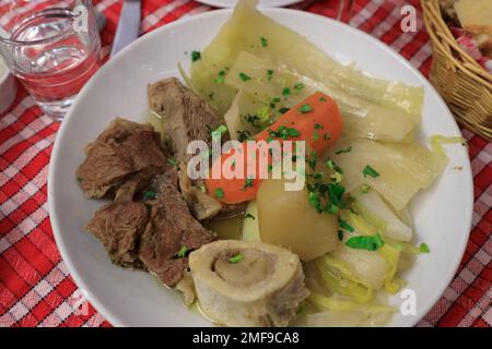 Ragoût traditionnel de boeuf français Pot au feu servi dans le restaurant le Roi du Pot au feu.Paris.France Banque D'Images