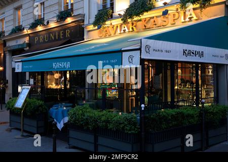 Caviar Kaspia un restaurant gastronomique de luxe spécialisé dans le caviar et les fruits de mer à la place de la Madeleine.Paris.France Banque D'Images