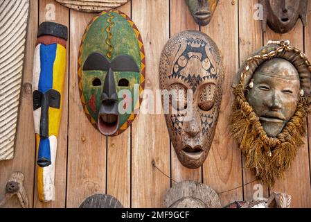 Masques africains accrochés à un mur Banque D'Images