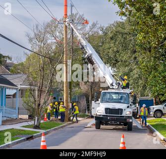 LA NOUVELLE-ORLÉANS, LA, États-Unis - 20 JANVIER 2023 : travailleurs et camions avec grue attachée remplaçant un poteau utilitaire dans un quartier résidentiel Banque D'Images