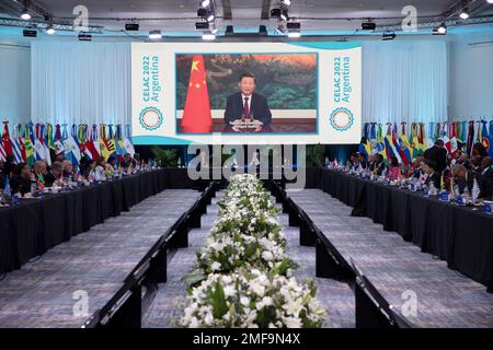 Buenos Aires, Argentine. 24th janvier 2023. Sur l'invitation du président argentin Alberto Fernandez, président en exercice de la Communauté des États d'Amérique latine et des Caraïbes (CELAC), le président chinois Xi Jinping prononce un discours vidéo au septième Sommet de la CELAC. Le sommet s'est tenu à Buenos Aires, capitale de l'Argentine, le 24 janvier 2023. Credit: Martin Zabala/Xinhua/Alamy Live News Banque D'Images