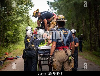 220818-N-AC803-1009 VIRGINIA BEACH, VIRGINIE (18 août 2022) - – les membres du service des incendies de Virginia Beach récupèrent une victime simulée lors d'un exercice de masse de dommages à bord de la station aérienne navale Oceana. NAS Oceana s'est associé à la ville de Virginia Beach, à l'hôpital général de Sentara Virginia Beach et aux premiers intervenants locaux pour effectuer une simulation d'accident d'avion en préparation au salon de l'aéronautique NAS Oceana 2022. Banque D'Images