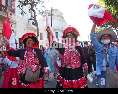 Lima, Pérou. 24th janvier 2023. Les femmes autochtones participant à la manifestation quand pour la cinquième journée consécutive, des milliers de syndicalistes, des étudiants et des organisations autochtones sont descendus dans la rue pour réclamer la démission du Président Dina Boluarte crédit: Fotoholica Press Agency/Alay Live News Banque D'Images