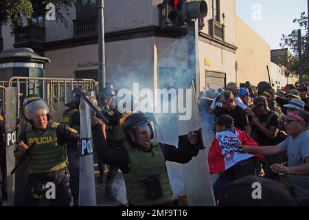 Lima, Pérou. 24th janvier 2023. La police réprime les manifestants quand pour la cinquième journée consécutive, des milliers de syndicalistes, des étudiants et des organisations indigènes sont descendus dans la rue pour réclamer la démission du Président Dina Boluarte crédit: Fotoholica Press Agency/Alay Live News Banque D'Images