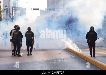 Lima, Pérou. 24th janvier 2023. La police réprime les manifestants quand pour la cinquième journée consécutive, des milliers de syndicalistes, des étudiants et des organisations indigènes sont descendus dans la rue pour réclamer la démission du Président Dina Boluarte crédit: Fotoholica Press Agency/Alay Live News Banque D'Images