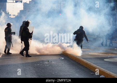 Lima, Pérou. 24th janvier 2023. La police réprime les manifestants quand pour la cinquième journée consécutive, des milliers de syndicalistes, des étudiants et des organisations indigènes sont descendus dans la rue pour réclamer la démission du Président Dina Boluarte crédit: Fotoholica Press Agency/Alay Live News Banque D'Images