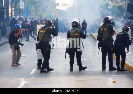 Lima, Pérou. 24th janvier 2023. La police réprime les manifestants quand pour la cinquième journée consécutive, des milliers de syndicalistes, des étudiants et des organisations indigènes sont descendus dans la rue pour réclamer la démission du Président Dina Boluarte crédit: Fotoholica Press Agency/Alay Live News Banque D'Images