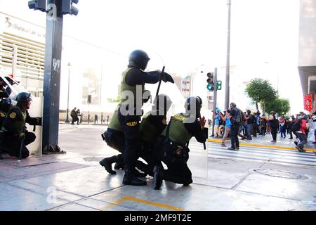 Lima, Pérou. 24th janvier 2023. La police réprime les manifestants quand pour la cinquième journée consécutive, des milliers de syndicalistes, des étudiants et des organisations indigènes sont descendus dans la rue pour réclamer la démission du Président Dina Boluarte crédit: Fotoholica Press Agency/Alay Live News Banque D'Images