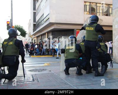 Lima, Pérou. 24th janvier 2023. La police réprime les manifestants quand pour la cinquième journée consécutive, des milliers de syndicalistes, des étudiants et des organisations indigènes sont descendus dans la rue pour réclamer la démission du Président Dina Boluarte crédit: Fotoholica Press Agency/Alay Live News Banque D'Images