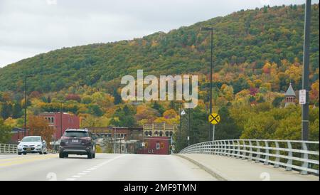 Corning, New York, États-Unis - 18 octobre 2022 - la route vers le centre-ville avec le fond de feuillage d'automne Banque D'Images