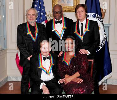 Les 2010 lauréats du Kennedy Center posent pour leur photo de classe officielle après le dîner de l'artiste officiel au Département d'État des États-Unis à Washington, D.C., samedi, 4 décembre 2010. Rangée supérieure, de gauche à droite : Merle Haggard, Bill T. Jones et Sir Paul McCartney. Rangée du bas, de gauche à droite: Jerry Herman et Oprah Winfrey.Credit: Ron Sachs / CNP /MediaPunch Banque D'Images