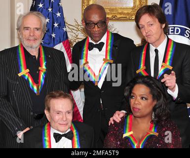 Les 2010 lauréats du Kennedy Center posent pour leur photo de classe officielle après le dîner de l'artiste officiel au Département d'État des États-Unis à Washington, D.C., samedi, 4 décembre 2010. Rangée supérieure, de gauche à droite : Merle Haggard, Bill T. Jones et Sir Paul McCartney. Rangée du bas, de gauche à droite: Jerry Herman et Oprah Winfrey.Credit: Ron Sachs / CNP /MediaPunch Banque D'Images