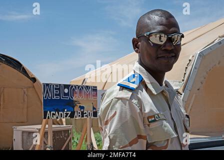 BASE AÉRIENNE NIGÉRIENNE 201, Niger - Forces armées nigériennes (FAN) le capitaine Badage Oumarou, commandant de la base aérienne nigérienne 201, attend d'accueillir les membres de l'Armée aérienne italienne actuellement stationnés à la base aérienne nigérienne 101 à Niamey, après leur atterrissage à l'AB 201, 18 août 2022. Le ministère de la Défense, travaillant par l'intermédiaire des États-Unis Le Commandement de l'Afrique, s'associe avec le Gouvernement du Niger pour renforcer et maintenir sa capacité à assurer la sécurité des Nigériens. Banque D'Images