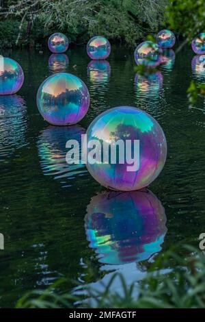 Bulles de film dichroïque sur le lac Fountain au crépuscule Banque D'Images