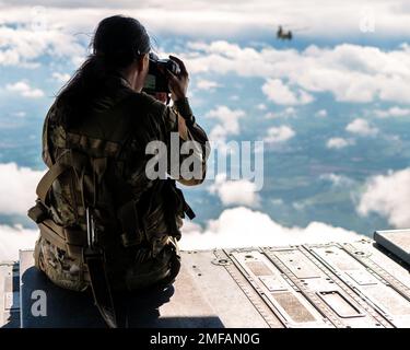 ÉTATS-UNIS Air Force Airman 1st Class Alexis Pentzer, spécialiste des affaires publiques de l'équipe d'intervention en cas d'incidents de santé (HEART) 2022, prend des photos lors d'un vol au-dessus du Honduras, le 18 août 2022. ÉTATS-UNIS Des hélicoptères CH-47 Chinook de l'armée affectés à la Force opérationnelle interarmées-Bravo, à la base aérienne de Soto Cano, au Honduras, ont transporté des membres de HEART 22 au Guatemala pour poursuivre leur opération. Banque D'Images