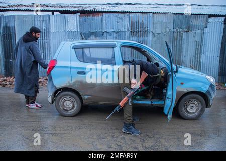 Srinagar, Inde. 23rd janvier 2023. Les forces gouvernementales indiennes foudrent une voiture lors d'une opération de recherche à la périphérie de Srinagar. Une alerte élevée a été déclenchée à la lumière des menaces militantes alors que les dispositions de sécurité étaient mises en place, les forces ont mis en place des points de contrôle et intensifié les conflits aléatoires dans la région très disputée de l'Himalaya avant le jour de la République de l'Inde sur 26 janvier. La Journée de la République marque l'anniversaire de l'adoption de la constitution indienne sur 26 janvier 1950. Crédit : SOPA Images Limited/Alamy Live News Banque D'Images