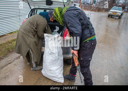 Srinagar, Inde. 23rd janvier 2023. Les forces gouvernementales indiennes foudrent une voiture lors d'une opération de recherche à la périphérie de Srinagar. Une alerte élevée a été déclenchée à la lumière des menaces militantes alors que les dispositions de sécurité étaient mises en place, les forces ont mis en place des points de contrôle et intensifié les conflits aléatoires dans la région très disputée de l'Himalaya avant le jour de la République de l'Inde sur 26 janvier. La Journée de la République marque l'anniversaire de l'adoption de la constitution indienne sur 26 janvier 1950. Crédit : SOPA Images Limited/Alamy Live News Banque D'Images