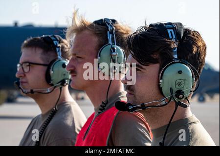 Le sergent d'état-major Patrick Gault, à droite, Airman 1st classe Jacob Kellet, au centre, et l'aviateur principal Justin Whitehead, tous les chefs d'équipage du 2nd Escadron de maintenance d'aéronefs, communiquent avec l'équipage à bord d'un B-52H Stratoforteresse lors d'un exercice d'emploi au combat Agile à la base aérienne de Fairchild, à Washington, le 18 août 2022. Le concept ACE met l'accent sur la réactivité, le déploiement rapide, la polyvalence et la maniabilité afin de créer de nouvelles options stratégiques qui réduisent les risques pour le personnel de la Force aérienne. Banque D'Images