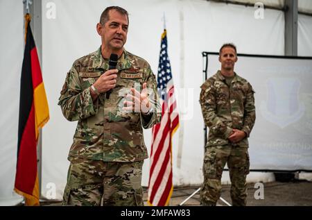 ÉTATS-UNIS Le colonel de la Force aérienne Bryan Callahan, commandant de l'escadre des opérations aériennes au sol de 435th, parle lors d'un événement de détente en famille de l'AGOW de 435th à la base aérienne de Ramstein, en Allemagne, le 18 août 2022. Au cours de l'événement, l'escadre a également tenu sa cérémonie de remise des prix trimestriels où les aviateurs ont été reconnus pour leurs nombreuses réalisations. Banque D'Images