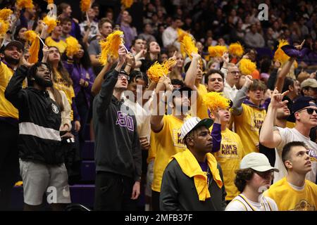 Baton Rouge, États-Unis. 19th janvier 2023. Les fans du LSU applaudissent leur équipe lors d'un match de basket-ball universitaire féminin au Pete Maravich Assembly Center à bâton-Rouge, Louisiane, jeudi, 19 janvier 2022. (Photo de Peter G. Forest/Sipa USA) crédit: SIPA USA/Alay Live News Banque D'Images