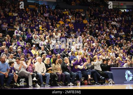 Baton Rouge, États-Unis. 19th janvier 2023. Les fans du LSU applaudissent leur équipe lors d'un match de basket-ball universitaire féminin au Pete Maravich Assembly Center à bâton-Rouge, Louisiane, jeudi, 19 janvier 2022. (Photo de Peter G. Forest/Sipa USA) crédit: SIPA USA/Alay Live News Banque D'Images