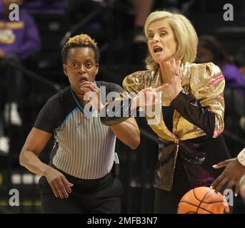 Baton Rouge, États-Unis. 19th janvier 2023. Kim Milky, entraîneur-chef du LSU Lady Tigers, parle avec un arbitre lors d'un match de basket-ball universitaire féminin au Pete Maravich Assembly Center à bâton-Rouge, Louisiane, jeudi, 19 janvier 2022. (Photo de Peter G. Forest/Sipa USA) crédit: SIPA USA/Alay Live News Banque D'Images