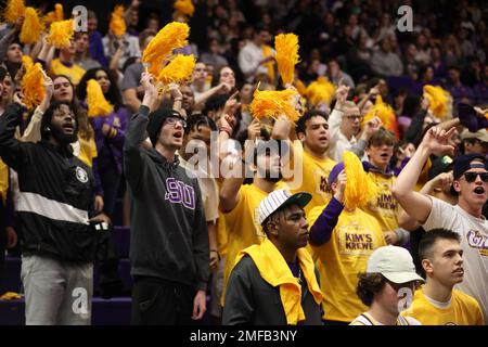 Baton Rouge, États-Unis. 19th janvier 2023. Les fans du LSU applaudissent leur équipe lors d'un match de basket-ball universitaire féminin au Pete Maravich Assembly Center à bâton-Rouge, Louisiane, jeudi, 19 janvier 2022. (Photo de Peter G. Forest/Sipa USA) crédit: SIPA USA/Alay Live News Banque D'Images