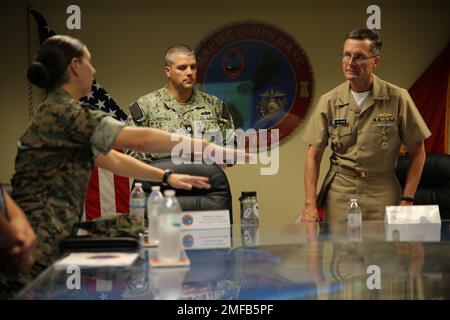 ÉTATS-UNIS Ashley M. Robert, capitaine du corps des Marines, avocat du juge d'état-major de la base des Marines (MCB) Camp Blaz, à gauche, donne une visite de Guam aux États-Unis Le Vice-amiral Darse E. Crandall Jr., juge-avocat général de la Marine, à droite, lors d'une visite à Guam, au 18 août 2022. Le camp Blaz du MCB est actuellement en construction et permettra au corps des Marines de maintenir une présence avancée dans la région Indo-Pacifique. Banque D'Images