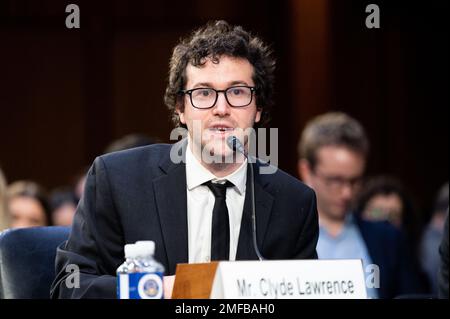 Washington, États-Unis. 24th janvier 2023. Clyde Lawrence, auteur-compositeur-interprète, prenant la parole à l'audience de la Commission judiciaire du Sénat. Crédit : SOPA Images Limited/Alamy Live News Banque D'Images