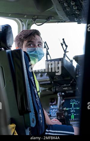 Jordan Title, RedTail Flight Academy Summer Day Camper, écoute l'instructeur pilote Major James Cartica Jr. Lorsqu'il est assis dans le siège pilote d'un C-17 Globemaster III à la base de la Garde nationale aérienne Stewart à Newburgh, NY, 18 août 2022. Banque D'Images