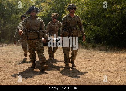 Des soldats affectés au quartier général et au quartier général de la Compagnie et de la Compagnie Bravo, 1st Bataillon, 502nd Régiment d'infanterie “PREMIÈRE GRÈVE”, 2nd Brigade combat Team “GRÈVE”, 101st Airborne Division (Air Assault), effectuent des soins de victimes de combat tactique le 19 août 2022 dans la zone d'entraînement de Babadag, en Roumanie. 101st unités soutiendront la mission du V corps pour renforcer le flanc est de l’OTAN et s’engageront dans des exercices multinationaux avec des partenaires à travers le continent européen pour rassurer nos alliés des nations. Banque D'Images