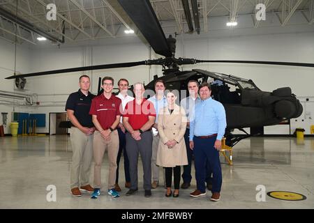 Personnel des États-Unis Le bureau du sénateur Lindsey Graham et le bureau du gouverneur de la Caroline du Sud posent pour une photo avec des dirigeants de la Garde nationale de Caroline du Sud devant un hélicoptère d'attaque Apache AH-64E de la Garde nationale de l'Armée de Caroline du Sud lors d'une visite à la base de la Garde nationale commune McEntyre, en Caroline du Sud, au 19 août 2022. Le but de leur visite est de comprendre les capacités de la flotte d’hélicoptères Apache du SCARNG, ainsi que les projets de construction militaire en cours et futurs sur la base. Banque D'Images