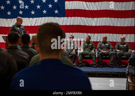 Le commandant du district huit de la Garde côtière, Richard V. Timme, sous-ministre adjoint arrière, prononce un discours lors d'une cérémonie de remise des prix à la station aérienne de la Garde côtière à Houston (Texas), le 19 août 2022. Au cours de la cérémonie, Timme a présenté des médailles de l'air à Cmdr. James Conner, Petty Officer 1st Class Vincent Neiman, et Petty Officer 2nd Class Christopher Collins pour avoir sauvé neuf membres d'équipage piégés du Pride Wisconsin, une unité mobile de forage offshore désaffectée qui a pris feu à Sabine Pass, Texas, le 24 février 2022. Banque D'Images