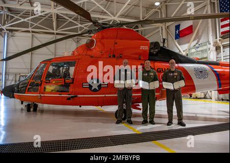 Cmdr. James Conner, pilote d'hélicoptère MH-65 Dolphin, maître de classe 1st Vincent Neiman, technicien en survie de l'aviation, et maître de classe 2nd Christopher Collins, technicien en maintenance de l'aviation, posent pour une photo après avoir remis des médailles d'air lors d'une cérémonie de remise de prix à la station aérienne de la Garde côtière Houston (Texas), le 19 août 2022. Au cours de la cérémonie, le sous-ministre adjoint Richard V. Timme, commandant du District huit de la Garde côtière, a remis à Conner, Neiman et Collins des médailles d'air pour avoir sauvé neuf membres d'équipage piégés du Pride Wisconsin, une unité mobile de forage offshore désaffectée que l'uca a désaffectée Banque D'Images