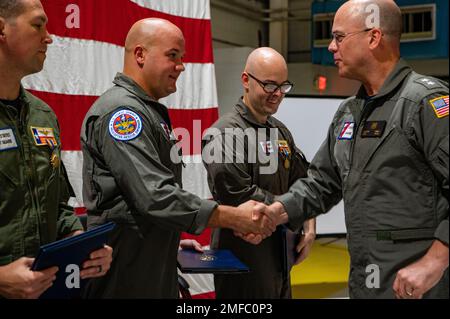 Le sous-ministre Richard V. Timme, commandant du district huit de la Garde côtière, présente à l'officier de classe 1st Vincent Neiman, un technicien en survie de l'aviation, une pièce de remise des prix lors d'une cérémonie de remise des prix à la station aérienne de la Garde côtière Houston (Texas), le 19 août 2022. Au cours de la cérémonie, Timme a remis des médailles d'air à Neiman, Cmdr. James Conner et Petty Officer 2nd classe Christopher Collins pour avoir sauvé neuf membres d'équipage piégés du Pride Wisconsin, une unité de forage offshore mobile désaffectée qui a pris feu à Sabine Pass, Texas, le 24 février 2022. Banque D'Images