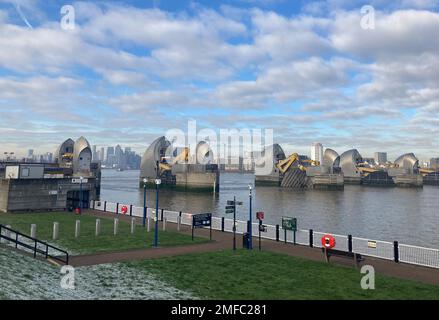 Londres, Royaume-Uni. 23rd janvier 2023. La barrière de la Tamise dans le quartier de Woolwich. La barrière de la Tamise a été construite en réponse à la tempête aux pays-Bas en 1953 pour protéger Londres des inondations. 31 janvier marque le 70th anniversaire de la catastrophe des inondations aux pays-Bas. 1836 personnes sont mortes lorsque des parties de la Hollande du Sud, de la Zélande et du Brabant du Nord ont été inondées sur 1 février 1953. (À l'inondation de dpa-KORR il y a 70 ans - les villages s'enfoncent dans la mer du Nord, des milliers de morts) crédit: Christoph Meyer/dpa/Alamy Live News Banque D'Images