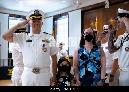 ST. LOUIS (19 août 2022) Cmdr. Benjamin Fischer, commandant sortant du Groupe d'acquisition de talents de la Marine (NTAG) Mid America, part avec sa fille et sa femme lors d'une cérémonie de passation de commandement au Musée militaire Soldiers Memorial, le 19 août 2022. Après la cérémonie, Fischer a pris sa retraite des États-Unis Marine après 20 ans de service naval. Le NTAG Mid America, qui fait partie du Commandement du recrutement de la Marine, recrute la prochaine génération de marins de la Marine dans des régions comprenant le Missouri, le Kansas, le centre et le sud de l'Illinois, ainsi qu'une partie du Kentucky. Banque D'Images