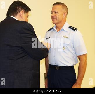 Le gouverneur de l'Illinois, JB Pritzker, décerne au général de division Rich Neely, à l'Adjudant général de l'Illinois et au commandant de la Garde nationale de l'Illinois la Médaille du service distingué de l'Illinois pour son « leadership et son poise » lors de la pandémie COVID-19. Le gouverneur Pritzker a pris la parole lors de l'engagement trimestriel des hauts dirigeants de la Garde nationale de l'Illinois, qui s'est tenu le 19 août à Manufacturing Times Digital (MXD) à Chicago. La Garde nationale de l'Illinois a administré plus de 1,87 millions de doses du vaccin COVID-19 et a contribué plus de 268 000 jours-homme à l'effort de vaccination dans l'Illinois, ce qui a permis de sauver des milliers de vies Banque D'Images