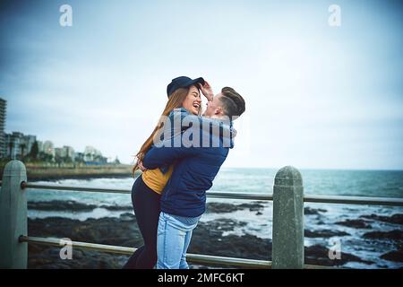 Oiseaux de rivage dans leur élément. un jeune couple heureux passant une journée romantique ensemble en plein air. Banque D'Images