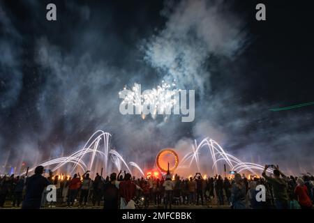 Foule célébrant et regardant les feux d'artifice Banque D'Images