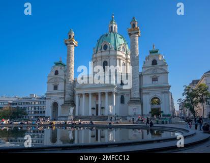 18th,oct,2022,Vienne,Autriche.vue sur la Karlskirche, une église baroque située sur le côté sud de Karlsplatz à Vienne, Autriche Banque D'Images