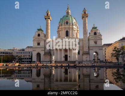 18th,oct,2022,Vienne,Autriche.vue sur la Karlskirche, une église baroque située sur le côté sud de Karlsplatz à Vienne, Autriche Banque D'Images