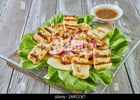 Salade de pommes, laitue et fromage halloumi sur bois Banque D'Images