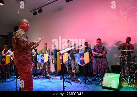 Maj. Jason Plosch, États-Unis La bande de la Force aérienne du commandant du Pacifique, dirige les États-Unis Les musiciens de la Force aérienne et de la Force aérienne royale malaisienne durant le dîner de fin d'exercice Pacific Angel 22 à la base aérienne de Subang, en Malaisie, le 19 août 2022. Les bandes militaires agissent comme ambassadeurs de bonne volonté pour améliorer la compréhension entre les pays par le biais du langage universel de la musique. Banque D'Images