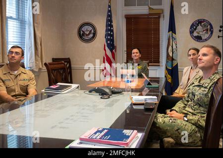 Le district naval de Washington a organisé une célébration virtuelle de la Journée de l'égalité des femmes où Mme Treste Loving, une spécialiste de la division raciale et des États-Unis Vétéran de la Marine, parle de l'histoire de l'égalité des femmes et de l'égalité que l'on voit de ses expériences dans la Marine le 19 août 2022. ING a déjà travaillé au Naval District Washington de 2008 à la fin de septembre 2001. Banque D'Images