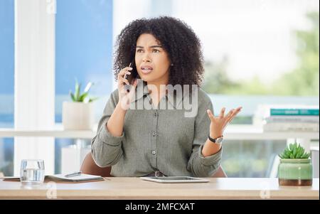 Les affaires, les appels téléphoniques et la femme noire en colère, frustrée et déçue par l'échéance du projet, le stress et le calendrier. Entreprise, femme afro-américaine Banque D'Images